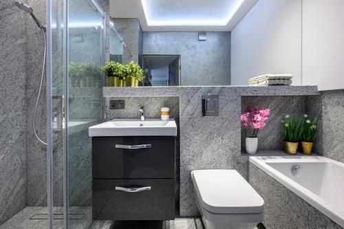 Modern,Small,Bathroom,In,Stylish,Apartment,With,Marble,Finishing